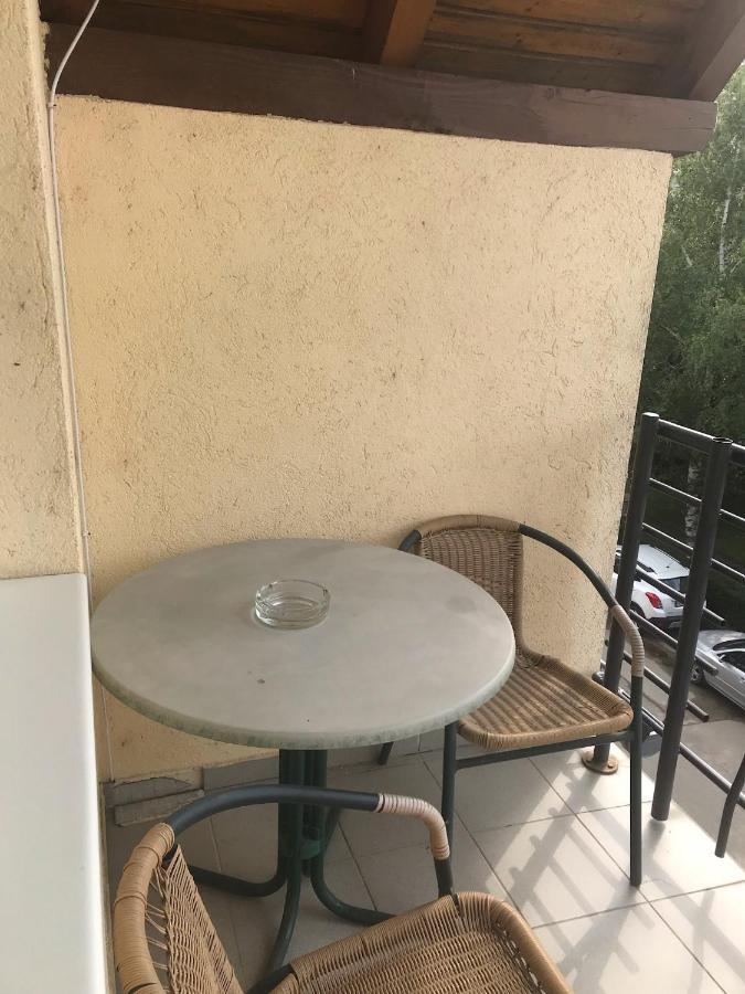 Vida Apartman Sarvar Luaran gambar