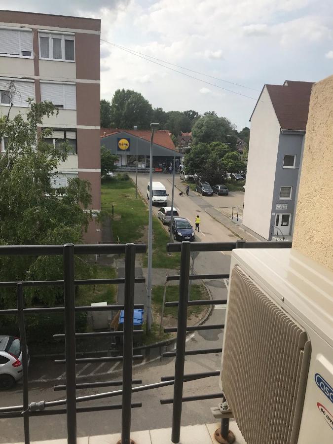Vida Apartman Sarvar Luaran gambar